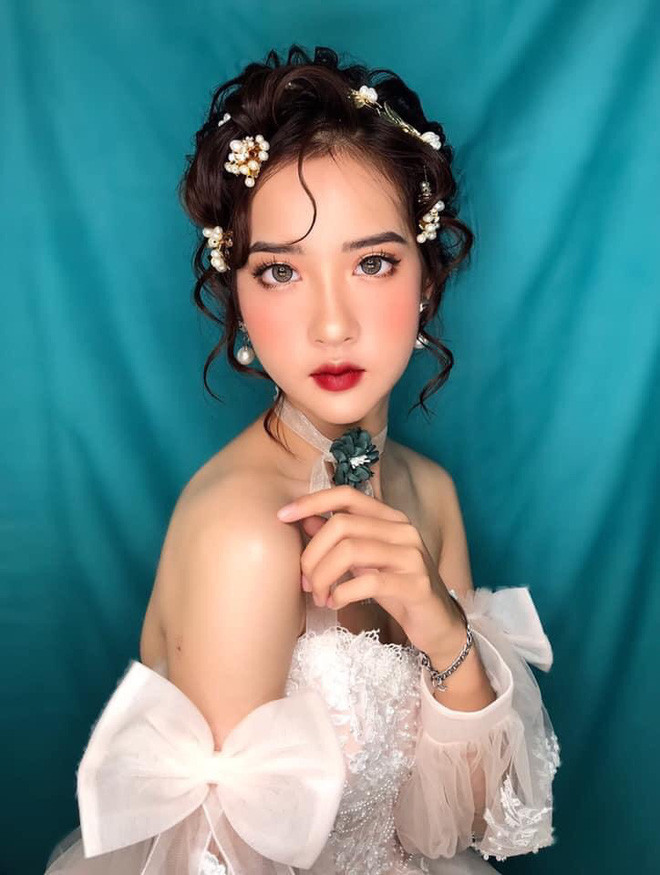 Về phía nữ chính bị chụp lén, Thu Trang chia sẻ cô hoàn toàn không hề hay biết khoảnh khắc mình đứng thẫn trờ trú mưa được chụp lại.