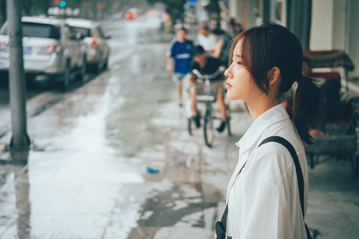 Tình cờ có một cô gái cùng bạn cũng đang lên đó chơi, sau vào trú mưa đúng chỗ mình đứng. Thấy bạn ấy xinh quá nên tiện có máy, mình lấy ra chụp luôn, bạn ấy không hề hay biết gì. Sau đó mình có ra bắt chuyện làm quen và đến bây giờ thỉnh thoảng vẫn nói chuyện, giữ liên lạc." Chàng thiếu uý Công an tên Hồng Sơn cho biết thêm.