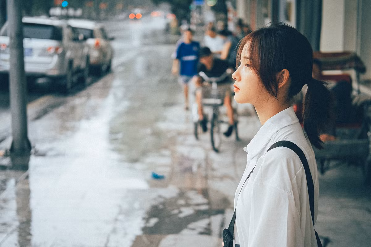 Tình cờ có một cô gái cùng bạn cũng đang lên đó chơi, sau vào trú mưa đúng chỗ mình đứng. Thấy bạn ấy xinh quá nên tiện có máy, mình lấy ra chụp luôn, bạn ấy không hề hay biết gì. Sau đó mình có ra bắt chuyện làm quen và đến bây giờ thỉnh thoảng vẫn nói chuyện, giữ liên lạc." Chàng thiếu uý Công an tên Hồng Sơn cho biết thêm.