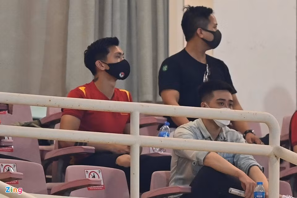 Xuất hiện trong trang phục thi đấu của đội tuyển Việt Nam, cầu thủ Đoàn Văn Hậu đến từ rất sớm để cổ vũ các đồng đội.