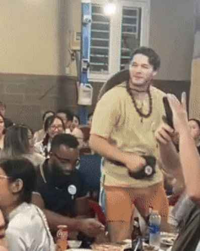 Màn trình diễn được khán giả là khách hàng đang ngồi nhậu hưởng ứng, một vài người đã đứng lên nhảy cùng.