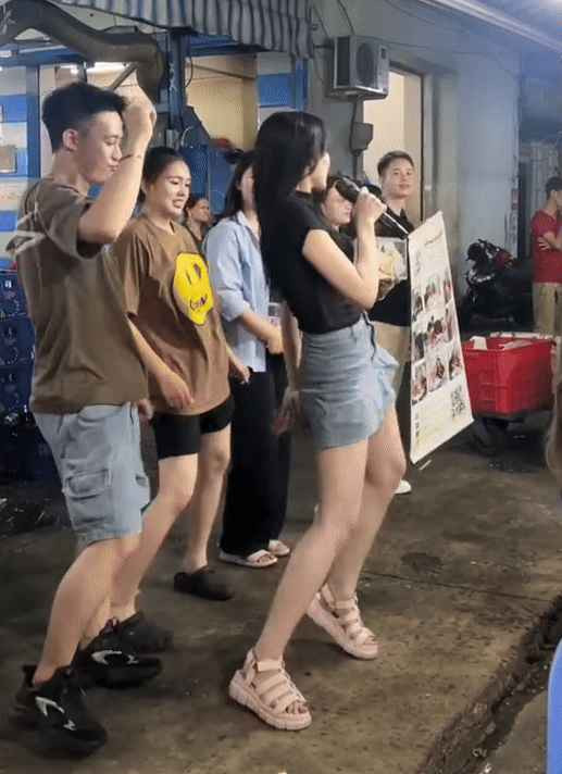 Danh tính cô gái hát Bóng Mây Qua Thềm như "nuốt đĩa" ở quán nhậu Danh tinh co gai hat Bong May Qua Them nhu