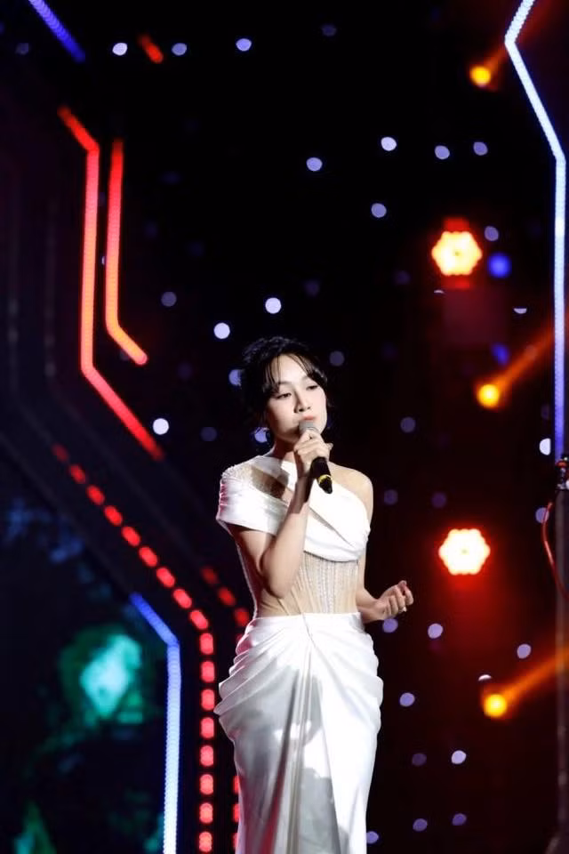 Được biết nhân vật chính trong đoạn clip này là Phan Ngân (tên đầy đủ là Phan Nguyễn Hoài Ngân, nickname Fenni), đang sống tại TP.HCM.