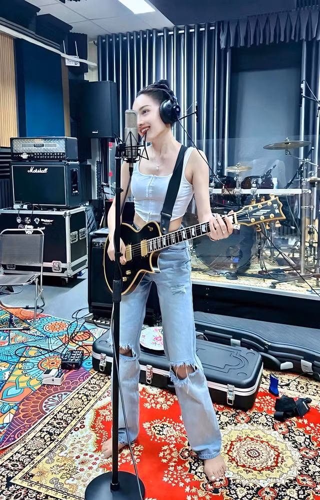 Sau khi được đăng tải, cư dân mạng đã để lại nhiều bình luận thích thú phía dưới đoạn clip. Ai nấy đều đồng tình rằng sức hút của cô gái và không khí vui vẻ, năng động là lý do video đơn giản nhưng lại hấp dẫn.