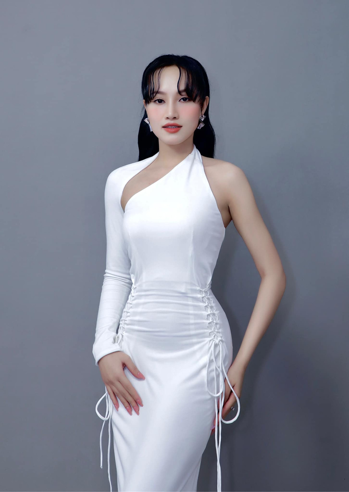 “Hát hay, nhảy đẹp, nhìn cuốn thật sự”, “Mình thích kiểu con gái như thế này. Ngày xưa mình không được vậy, giờ chỉ mong con gái mình sẽ tự tin,vui vẻ hết mức với tuổi trẻ”, “Hát hay mà dàn phụ họa cũng dễ thương nữa”, “Thích mấy bà năng lượng thế này quá”, “Mắc trong clip này từ nãy giờ chưa thoát ra được”,... là một số bình luận từ netizen dưới đoạn clip hát Bóng Mây Qua Thềm của Phan Ngân.