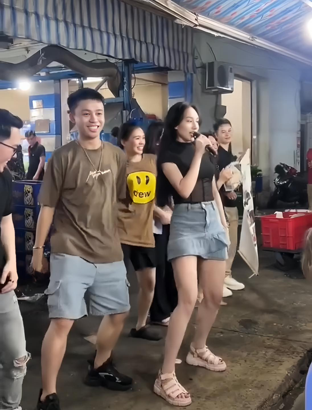 Cụm từ khoá “Cô Gái Hát Bóng Mây Qua Thềm Remix Gây Sốt” cũng lọt tìm kiếm phổ biến trên nền tảng TikTok.