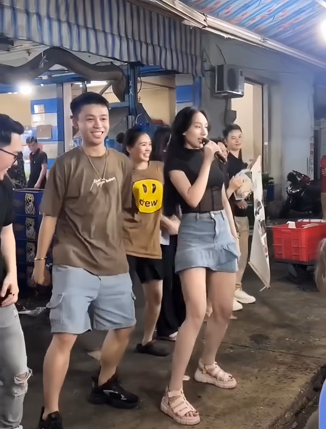 Cụm từ khoá “Cô Gái Hát Bóng Mây Qua Thềm Remix Gây Sốt” cũng lọt tìm kiếm phổ biến trên nền tảng TikTok.