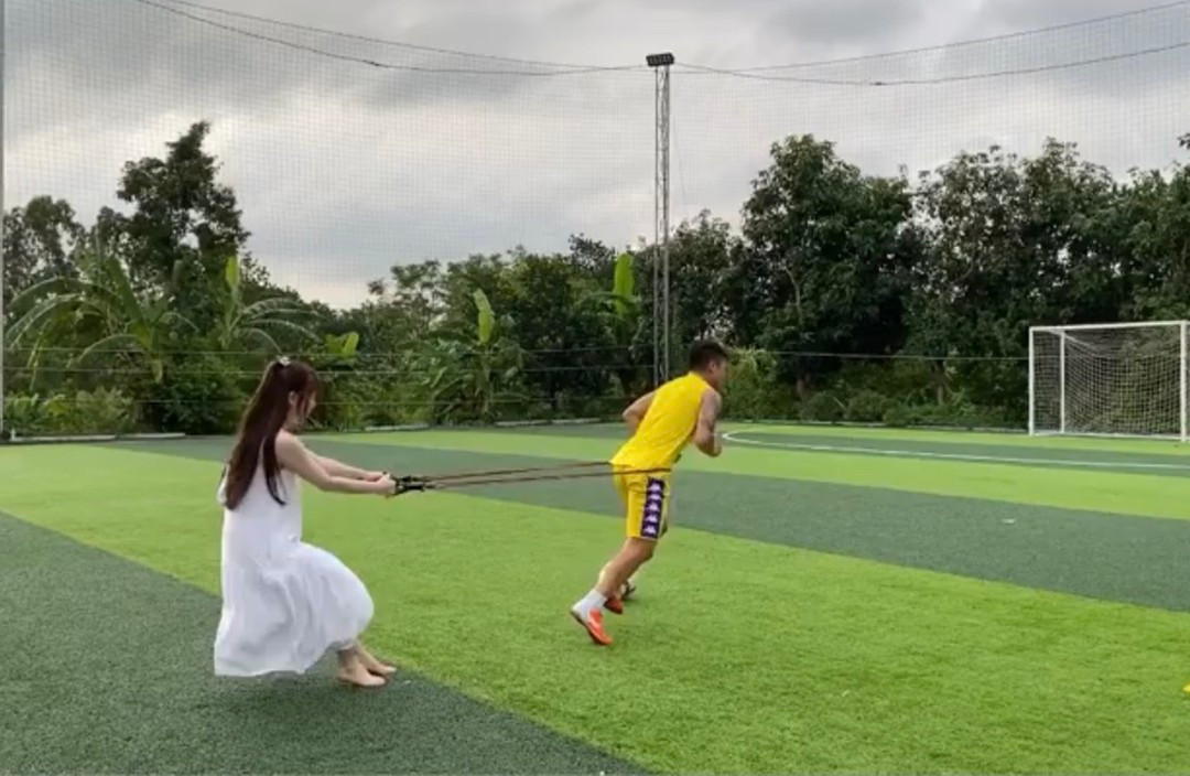 Nhiều người cho rằng có thể vì những bình luận trái chiều từ anti fan mà Huỳnh Anh phải xóa bức ảnh mặc bikini của mình.