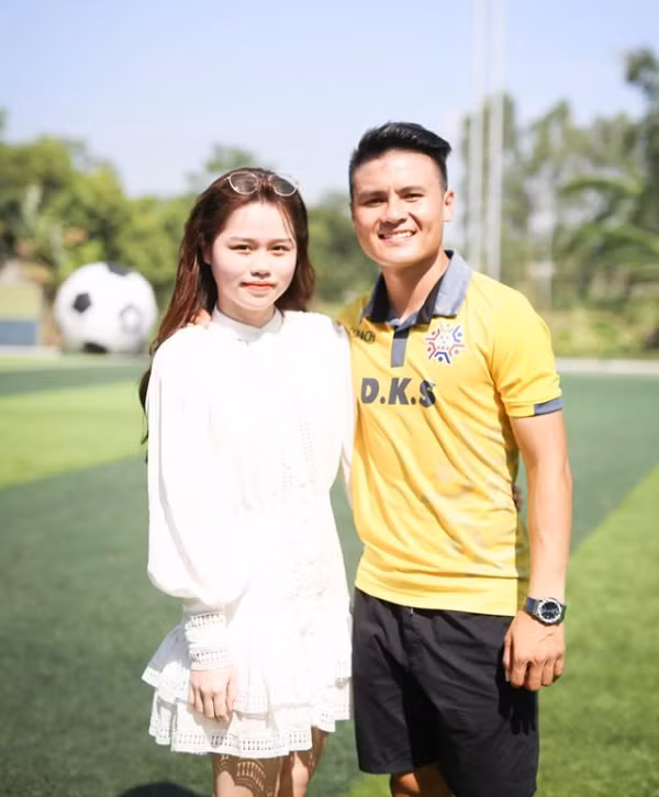 Ngoài ra, trên Facebook cá nhân của Huỳnh Anh bức ảnh diện bikini chụp 1 năm trước cũng đã biến mất nhưng dân mạng đã kịp lưu lại.