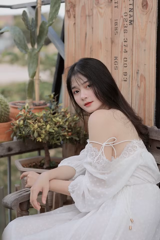 Gái xinh xứ Huế gây ấn tượng bằng khuôn mặt tròn trịa cùng chiếc mũi thanh tú. Thục Linh trở nên nổi bật hơn nhờ ngoại hình của mình.