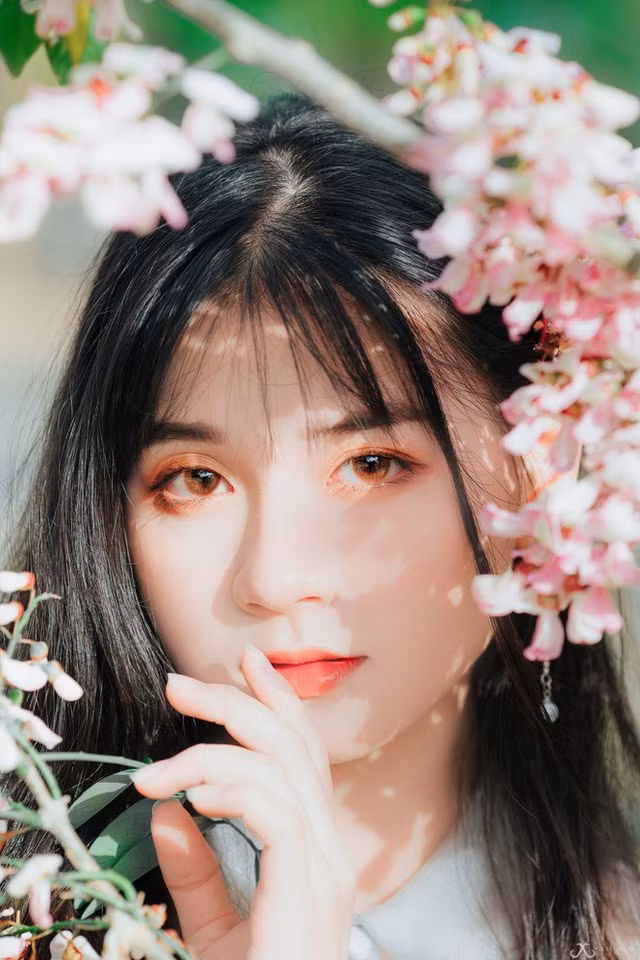 Sinh ra ở mảnh đất cố đô, Vương Thục Linh sở hữu vẻ đẹp dịu dàng đúng chuẩn " nàng thơ" xứ Huế khiến bất cứ ai cũng phải dành lời khen.