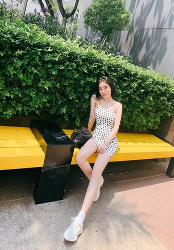 Trước đó, người đẹp cũng từng nhấp nhá chuyện hay ho sắp diễn ra: "Em sẽ không nói với các mẹ là hình như trong group Vô Thay Tã chuẩn bị có câu chiện truyền kỳ hay lắm đâu".