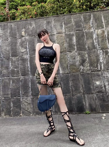 Dưới phần bình luận, cựu hot girl cũng nhiệt tình trả lời bình luận của khán giả. Đa phần đều cho rằng chồng cô không có mắt thẩm mỹ khi chọn tình nhân lại thua kém vợ quá xa.