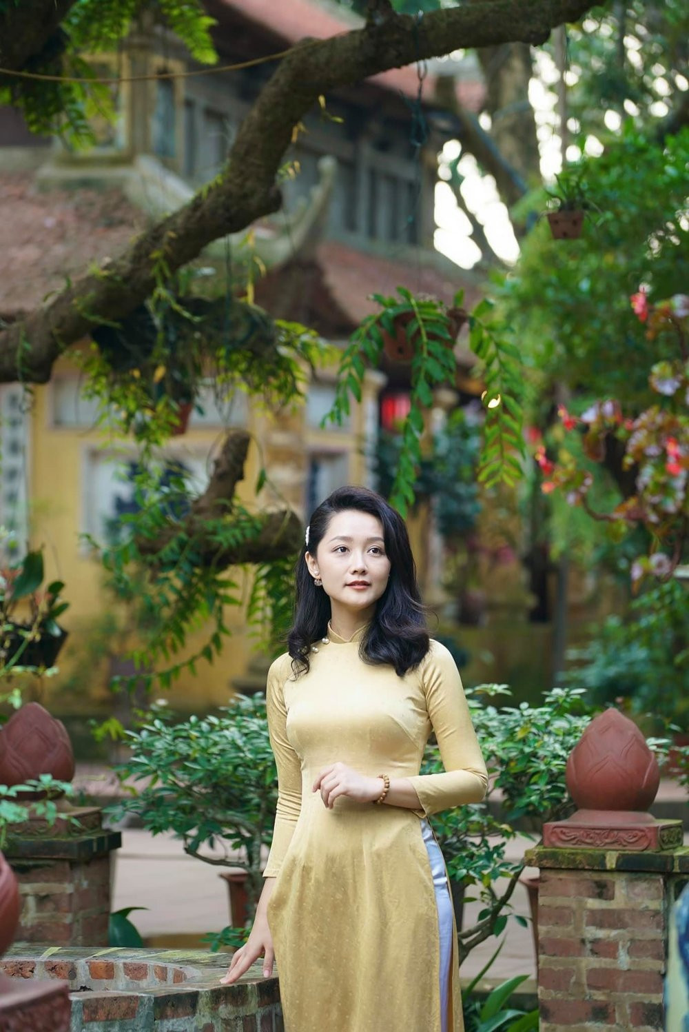 Thu Hà thường xuyên chia sẻ hình ảnh đi khắp mọi nơi để thực hiện công việc hay thậm chí dẫn ở ngoài đài.