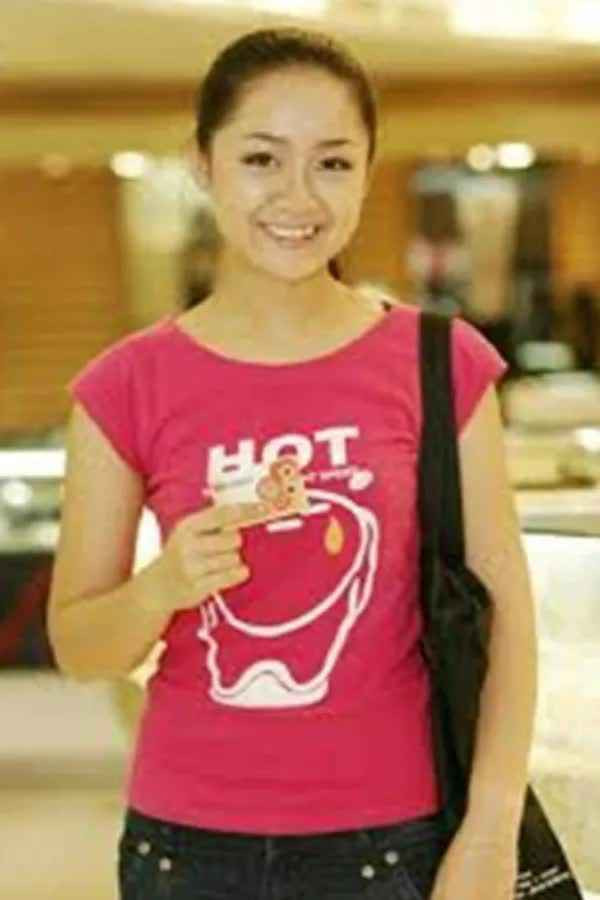 Nguyễn Thu Hà từng nổi tiếng thông qua vai Phương Ly - bạn học Vàng Anh trong phim Nhật Ký Vàng Anh. Thời điểm đó, cô được nhiều bạn trẻ yêu mến vì vẻ ngoài xinh đẹp, hiền lành.