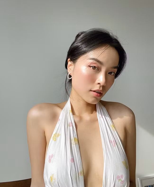 Hà Trúc theo đuổi phong cách gợi cảm, quyến rũ, không kém phần sang trọng. Cô nàng thoải mái khoe dáng nuột trong những chuyến du lịch nghỉ dưỡng.