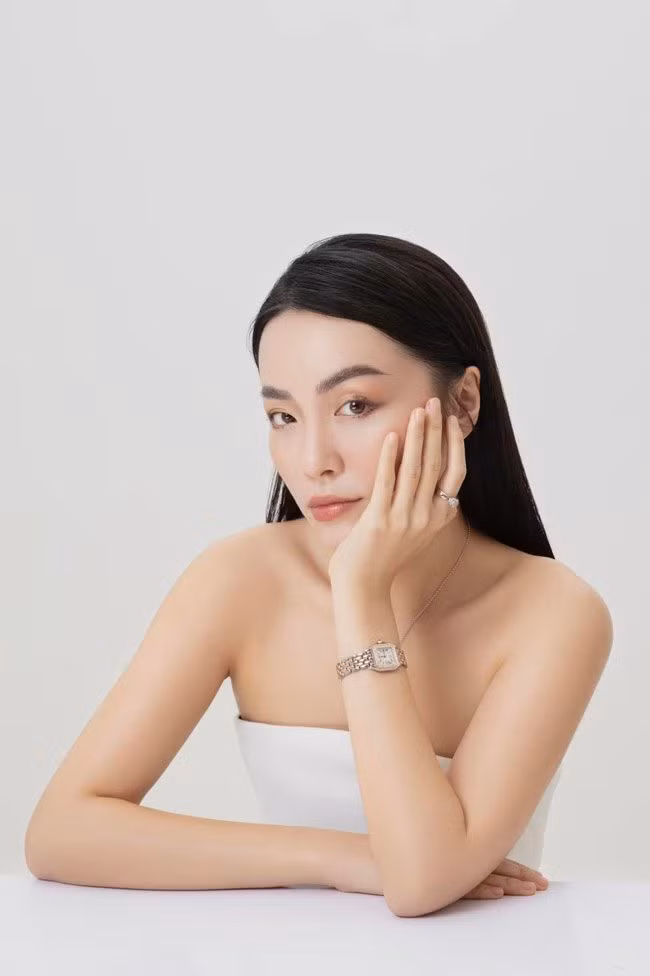 Mới đây, nàng hot girl Sài thành còn lộ cách xưng hô thân mật với bạn trai phi công. Cô nàng đăng tải một đoạn ngắn trong cuộc trò chuyện của cả hai kèm theo chú thích: "Yêu nhau 4 năm nói chuyện như thế nào". Những lúc riêng tư, Quang Đạt thường gọi Hà Trúc là "Mập".