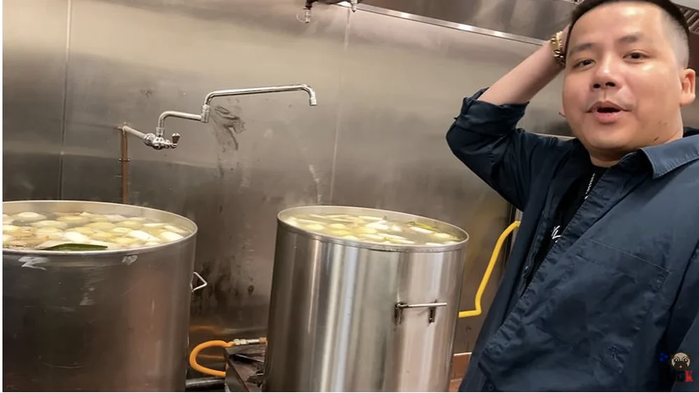 Trong quá trình hỏi thăm các thực khách, Khoa đã phát ra một vị khách vô cùng đặc biệt là cụ ông 95 tuổi. Nam Youtuber bộc bạch: "Anh không ngờ được tiếp đón cụ ông gần 100 tuổi đến ủng hộ nhà hàng mới mở, đây có lẽ là vị khách lớn tuổi nhất của quán quá...