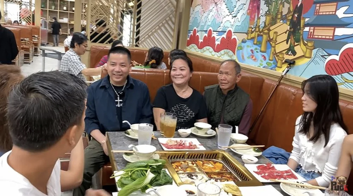 Khoa Pug hỏi thăm những vị khách đang đứng chờ thì được biết có người đã xếp hàng 1 - 3 giờ đồng hồ liên tiếp, song vẫn chưa vào ăn được do bên trong kín bàn.