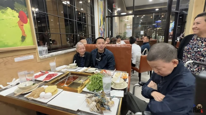 Khoa Pug ra thăm quán vào giữa trưa trong ngày thứ hai khai trương tiệm lẩu. Tình trạng khách xếp hàng đông đúc vẫn tiếp diễn.