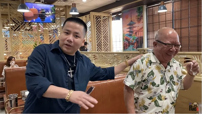 Hiện tượng mạng này phấn khởi nói: "Mấy bạn cứ nói quán khai trương chỉ đông 1 ngày thôi, còn sau sẽ bớt dần, nhưng mình thấy hôm nay còn đông hơn hôm qua nha!".