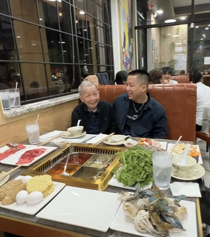 Khoa Pug chia sẻ trên trang cá nhân: "Sau ngày khai trương bận tối mặt, dọn xong 2h sáng tôi mới về đến nhà các bạn ạ. Hôm qua bận quá! Đến 8 giờ tối phải dừng đón khách mới, mời hơn 200 khách đứng đợi bên ngoài về vì không còn chỗ ngồi, bên trong cũng không còn gì ăn, mì gói cũng hết luôn".