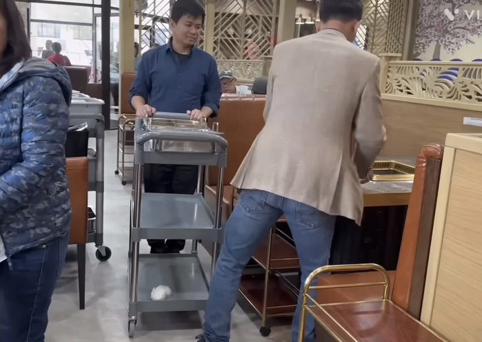 Đến quán lẩu của Khoa Pug, Vương Phạm xuất hiện với vai trò lạ Den quan lau cua Khoa Pug, Vuong Pham xuat hien voi vai tro la