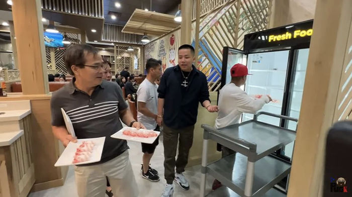 Đồ nhúng lẩu đa số là hải sản, thịt bò, tôm, cua, mực, toàn mấy món tuổi trẻ mới nhai nổi mà cụ vẫn đến chờ 2 tiếng để vào ủng hộ là biết tình cảm gia đình cụ dành cho anh như thế nào rồi". Khoa Pug cho biết thêm.