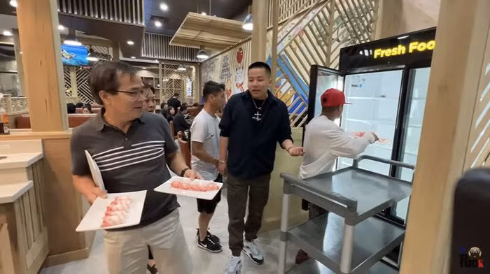 Đồ nhúng lẩu đa số là hải sản, thịt bò, tôm, cua, mực, toàn mấy món tuổi trẻ mới nhai nổi mà cụ vẫn đến chờ 2 tiếng để vào ủng hộ là biết tình cảm gia đình cụ dành cho anh như thế nào rồi". Khoa Pug cho biết thêm.