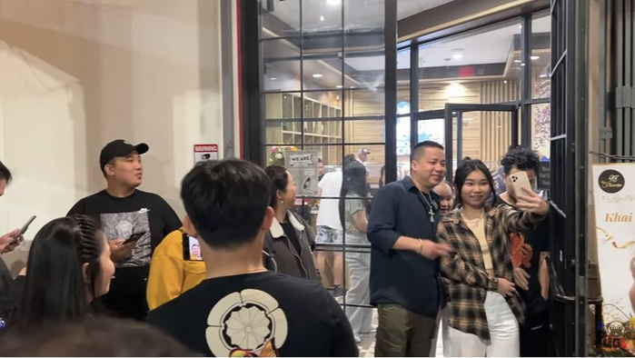 Đáng chú ý, Vương Phạm cần mẫn đi đẩy xe thức ăn, mang nồi lẩu ra cho khách, lau dọn chén dĩa,... Tuy có sự hỗ trợ từ bạn thân, nhưng quán của YouTuber triệu view vẫn "thất thủ" vì khách quá đông.