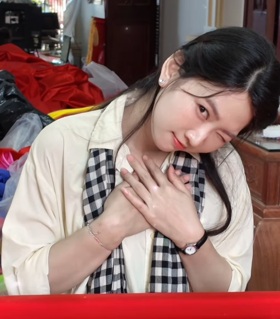 Hình ảnh được ghi lại khi Lê Bống đang thêu lá Cờ Tổ Quốc, cô đã dừng tay, diễn tròn vai nụ cười cực điện ảnh ấy. Khoảnh khắc biểu cảm nhẹ nhàng, cuốn hút đầy thần thái, khiến người xem ấn tượng mạnh mẽ.