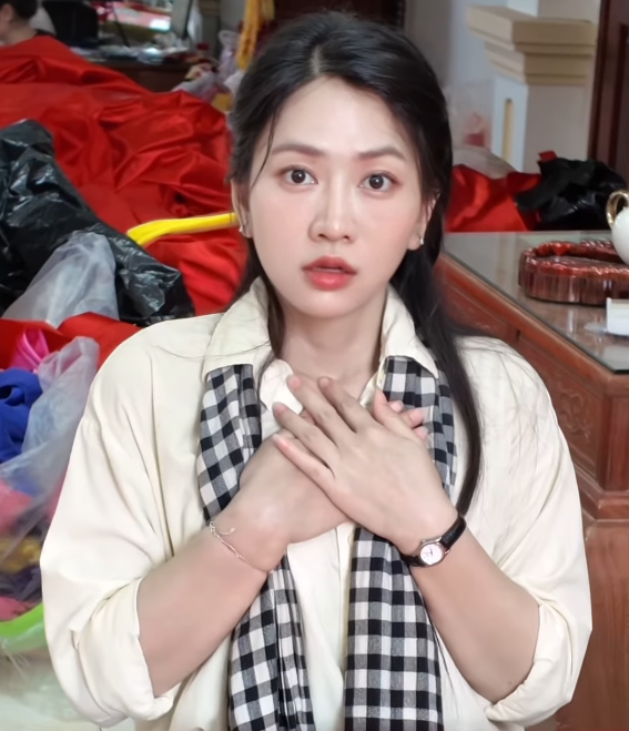 Những ngày gần đây, khoảnh khắc nháy mắt, nở nụ cười vài giây ngắn ngủi của chú rể Kim Seon Ho trong phim Khi Cuộc Đời Cho Bạn Quả Quýt gây "sốt" cõi mạng. Cũng "bon chen" đu xu hướng, Lê Bống khiến người hâm mộ đến lụi tim với màn vào vai ngọt ngào.