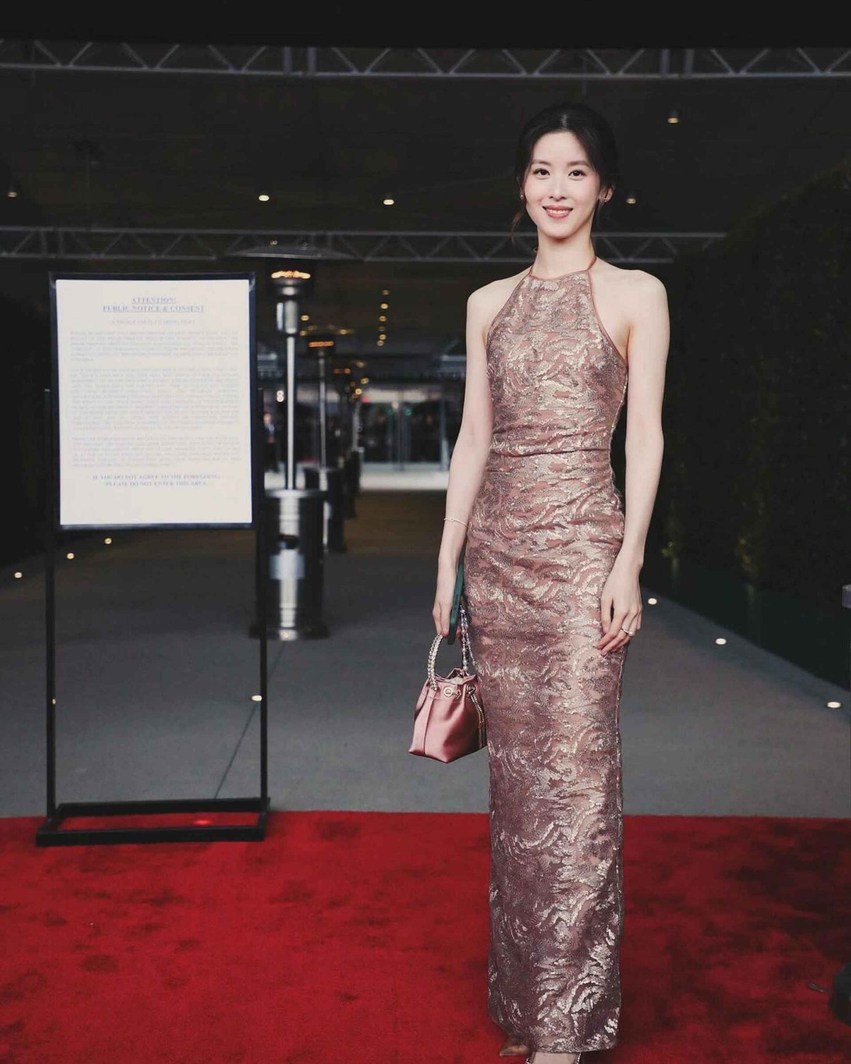 Chương Trạch Thiên xuất thân là tiểu thư con nhà giàu ở Nam Kinh (Trung Quốc) nhưng sống rất giản dị. Cha mẹ sớm ly hôn, cô ở với bố. Cô nàng được đầu tư giáo dục từ nhỏ và tiếp xúc với nhiều bộ môn nghệ thuật như múa, hội họa, thể dục nhịp điệu...