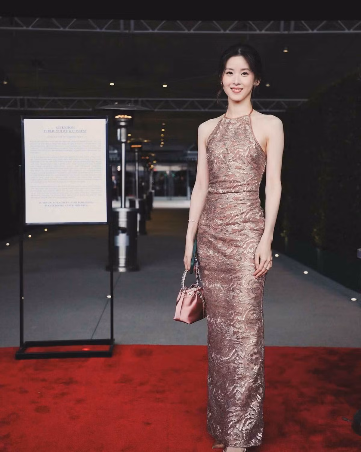 Chương Trạch Thiên xuất thân là tiểu thư con nhà giàu ở Nam Kinh (Trung Quốc) nhưng sống rất giản dị. Cha mẹ sớm ly hôn, cô ở với bố. Cô nàng được đầu tư giáo dục từ nhỏ và tiếp xúc với nhiều bộ môn nghệ thuật như múa, hội họa, thể dục nhịp điệu...