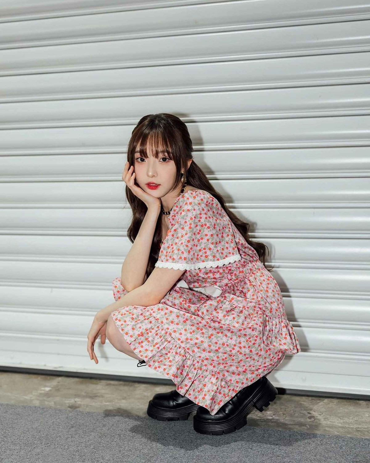 Mới đây, dân mạng vô tình chụp được cảnh Nene và nam diễn viên nổi tiếng Bright nắm tay nhau du lịch Nhật Bản. Tin đồn cặp đôi hẹn hò lập tức nổ ra, được bàn luận rộng rãi. Bright sinh năm 1997, có bố là người Thái lai Mỹ, mẹ mang hai dòng máu Thái - Trung. Anh hiện là một trong những nam diễn viên nổi tiếng nhất xứ chùa vàng.