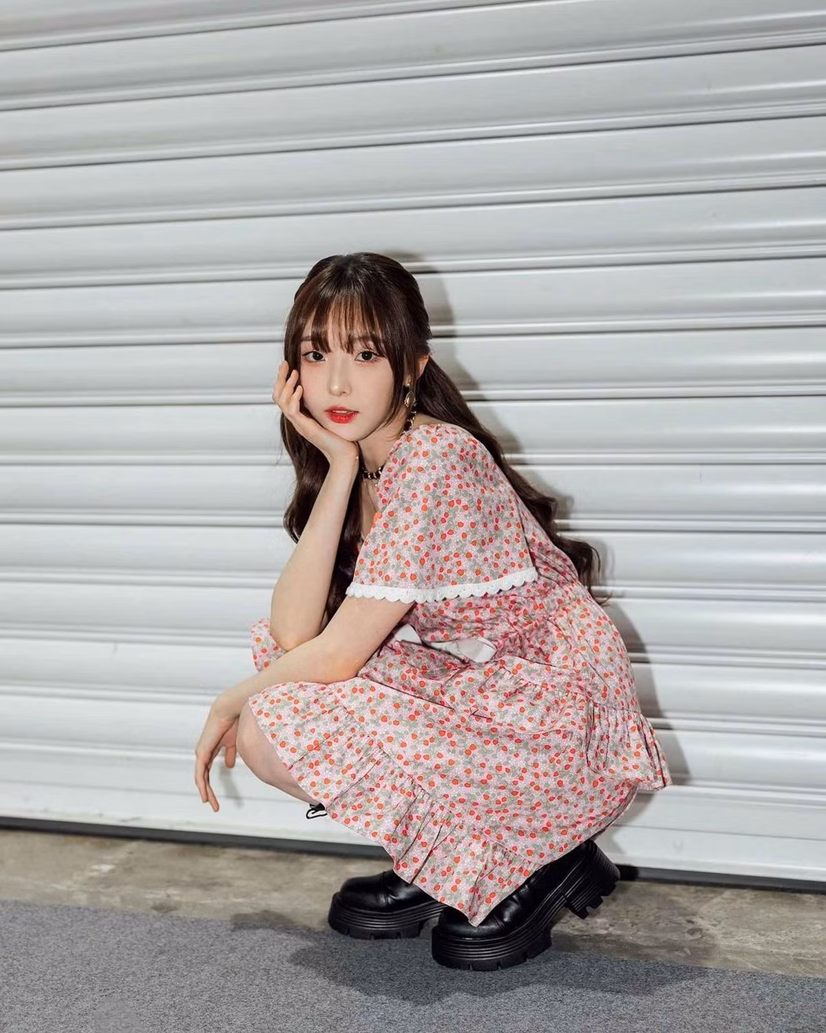 Mới đây, dân mạng vô tình chụp được cảnh Nene và nam diễn viên nổi tiếng Bright nắm tay nhau du lịch Nhật Bản. Tin đồn cặp đôi hẹn hò lập tức nổ ra, được bàn luận rộng rãi. Bright sinh năm 1997, có bố là người Thái lai Mỹ, mẹ mang hai dòng máu Thái - Trung. Anh hiện là một trong những nam diễn viên nổi tiếng nhất xứ chùa vàng.