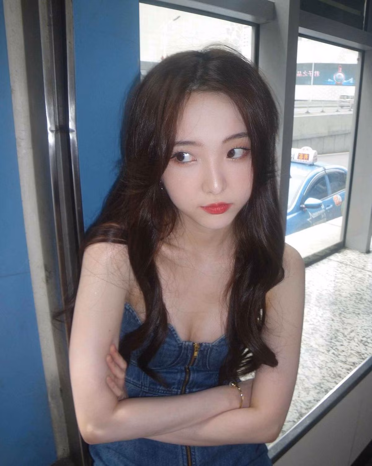 Sở hữu gương mặt xinh đẹp, khả năng nói tiếng Anh lưu loát và ca hát tốt, Nene chiếm được cảm tình của đông đảo khán giả. Bên cạnh đó, gu thời trang trẻ trung, khoe được vóc dáng thon gọn của cô nàng cũng nhận về nhiều lời khen.