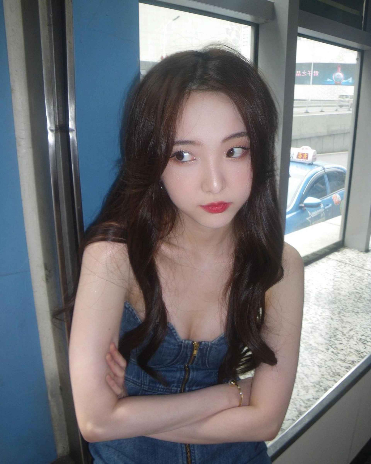 Sở hữu gương mặt xinh đẹp, khả năng nói tiếng Anh lưu loát và ca hát tốt, Nene chiếm được cảm tình của đông đảo khán giả. Bên cạnh đó, gu thời trang trẻ trung, khoe được vóc dáng thon gọn của cô nàng cũng nhận về nhiều lời khen.