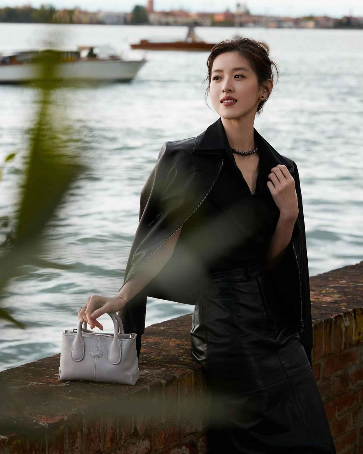 Năm 2009, Chương Trạch Thiên (SN 1993) "gây sốt" trên nhiều diễn đàn mạng châu Á nhờ hình ảnh cầm cốc trà sữa trong lớp học được chia sẻ rộng rãi. Sở hữu nét đẹp ngọt ngào và thuần khiết, cô gắn với các biệt danh "hot girl trà sữa" hay "em gái trà sữa".