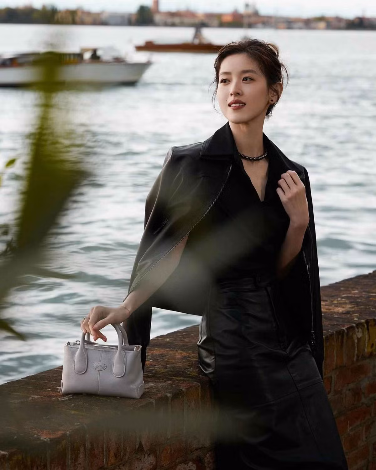 Năm 2009, Chương Trạch Thiên (SN 1993) "gây sốt" trên nhiều diễn đàn mạng châu Á nhờ hình ảnh cầm cốc trà sữa trong lớp học được chia sẻ rộng rãi. Sở hữu nét đẹp ngọt ngào và thuần khiết, cô gắn với các biệt danh "hot girl trà sữa" hay "em gái trà sữa".