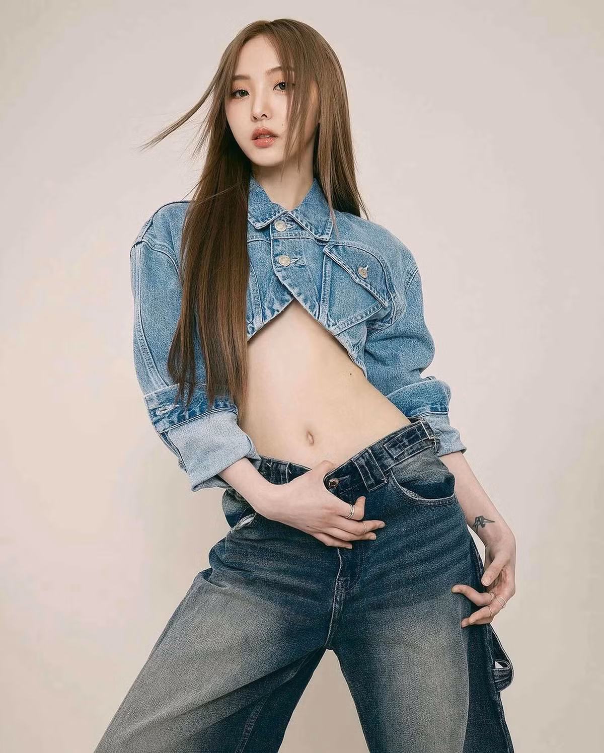 Nene (tên thật Pornnppan Pornpenpipat, SN 1997) là hot girl Thái Lan được yêu thích ở Việt Nam khi cover (hát lại) các bài hát Việt nổi tiếng như Lý cây bông, Em gái mưa, Anh cứ đi đi... thu hút hàng triệu lượt xem trên mạng xã hội.