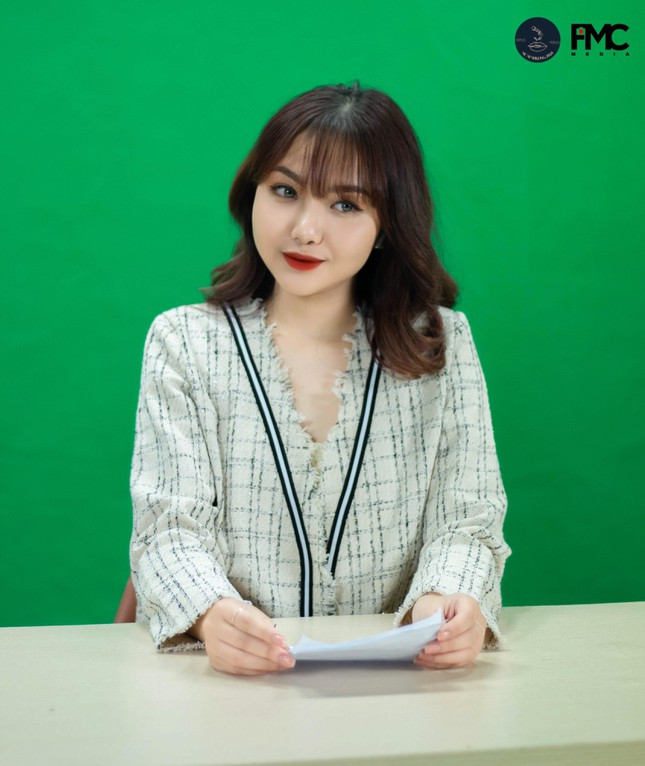 Thanh Nhàn - Nữ sinh trường Luật “cháy” hết mình với nghề cầm mic - Hình 2 Thanh Nhan - Nu sinh truong Luat “chay” het minh voi nghe cam mic-Hinh-2