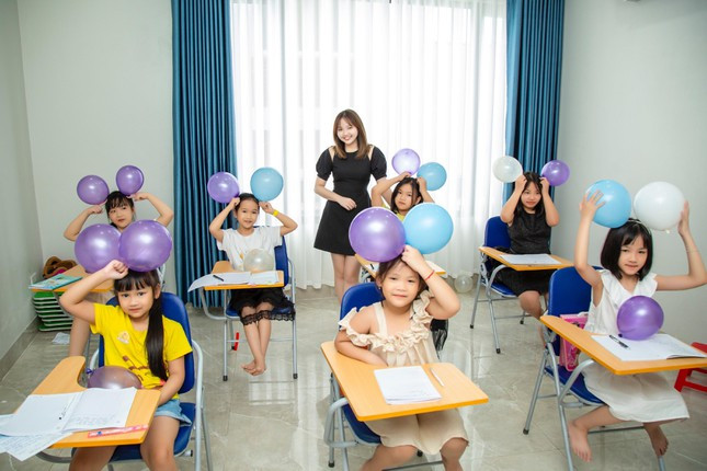 Thanh Nhan - Nu sinh truong Luat “chay” het minh voi nghe cam mic-Hinh-12