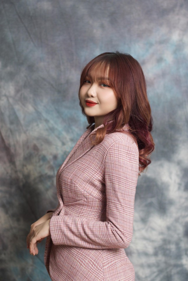 Thanh Nhàn - Nữ sinh trường Luật “cháy” hết mình với nghề cầm mic Thanh Nhan - Nu sinh truong Luat “chay” het minh voi nghe cam mic