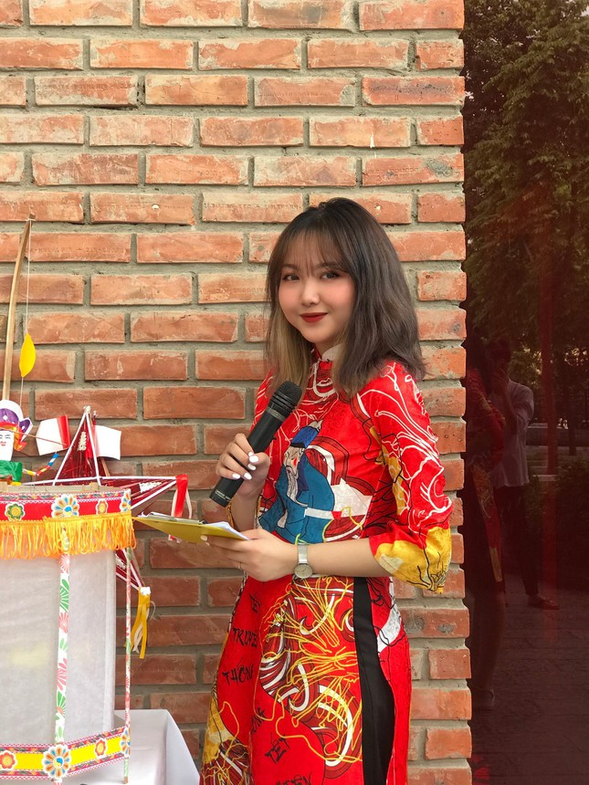 Thanh Nhan - Nu sinh truong Luat “chay” het minh voi nghe cam mic-Hinh-9