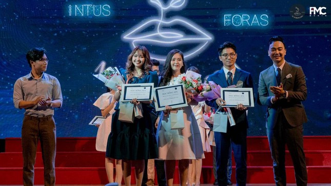 Thanh Nhan - Nu sinh truong Luat “chay” het minh voi nghe cam mic-Hinh-8