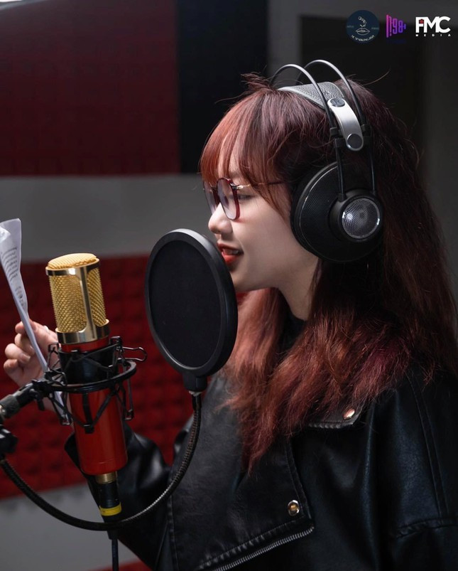 Thanh Nhan - Nu sinh truong Luat “chay” het minh voi nghe cam mic-Hinh-4