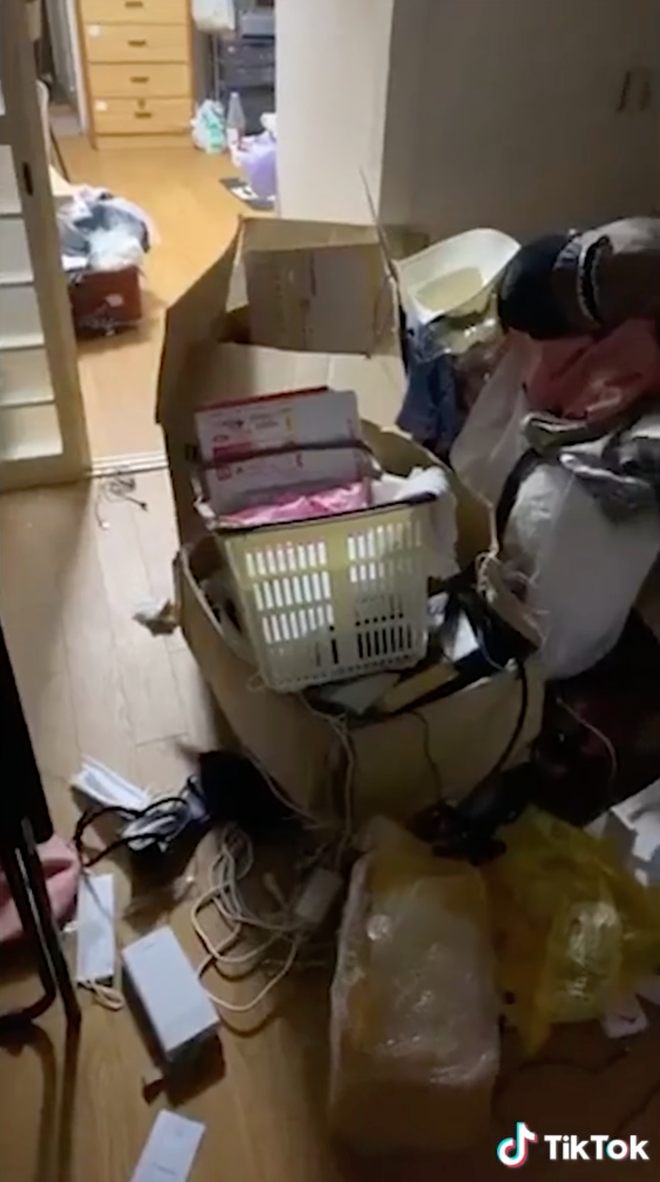 Mới đây, trên MXH những câu chuyện liên quan đến việc gái xinh có gương mặt ưa nhìn nhưng phía sau là một căn phòng siêu bẩn, rác rưởi ngập ngụa gây xôn xao.