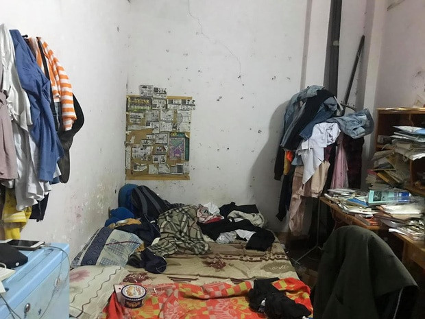 Một ngày nọ sau khi cả ngày không sử dụng khăn, C.M vào tắm và phát hiện khăn đã ẩm và có mùi lạ. Hoá ra, cô nàng xinh đẹp chẳng có dụng cụ cá nhân mà lấy của bạn cùng phòng dùng.