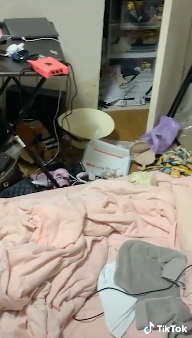 Theo chia sẻ của nickname C.M, gái xinh ở bẩn trên là hot girl TikTok sở hữu lượng follow khá cao, số view hay like share cũng cực "ổn áp".